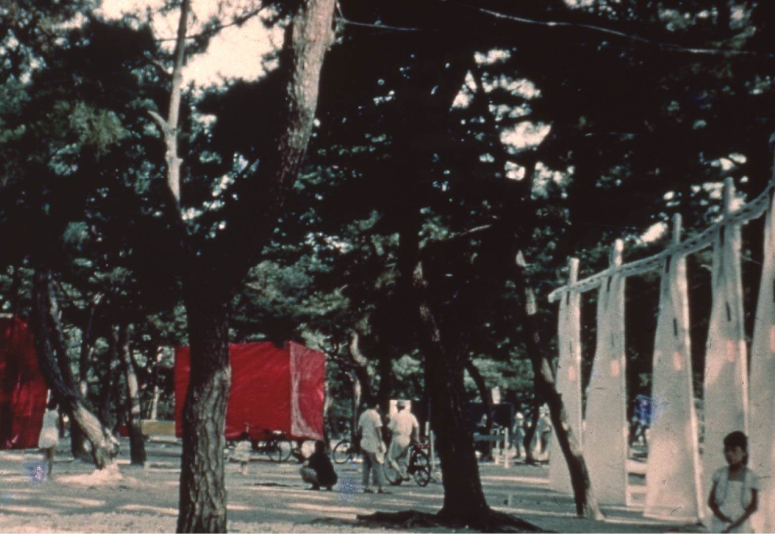 野外具体美術展会場風景、1956年 提供：大阪中之島美術館 © Kanayama Akira and Tanaka Atsuko Association